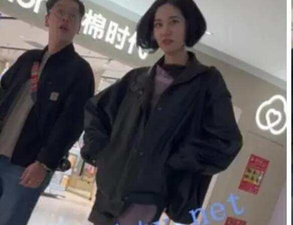 ❤️美女裙底风光气质靓女和男友逛街。情趣吊带黑丝骚丁性感