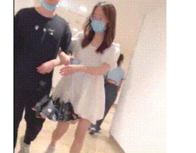 跟男友坐地铁的眼镜美女 想到这么清纯的妹子 出门居然不穿内内