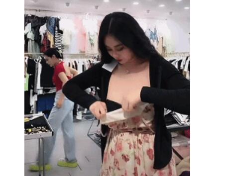 【直播泄密】网红女装店直播卖衣服❤️t拍女顾客换衣服露三点