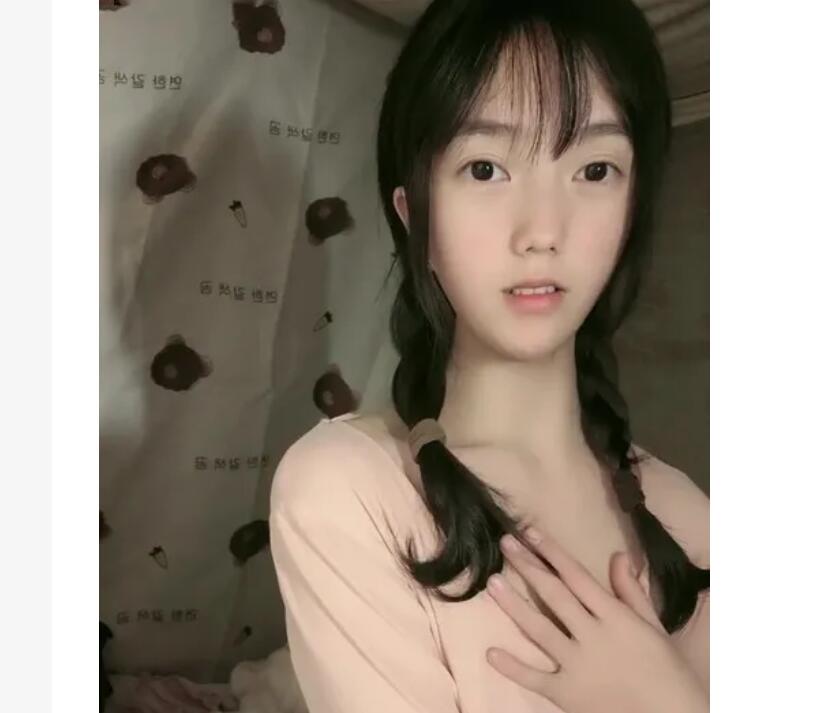 清纯乖巧美少女！两根辫子一脸呆萌！在宿舍收费房诱惑，贫乳