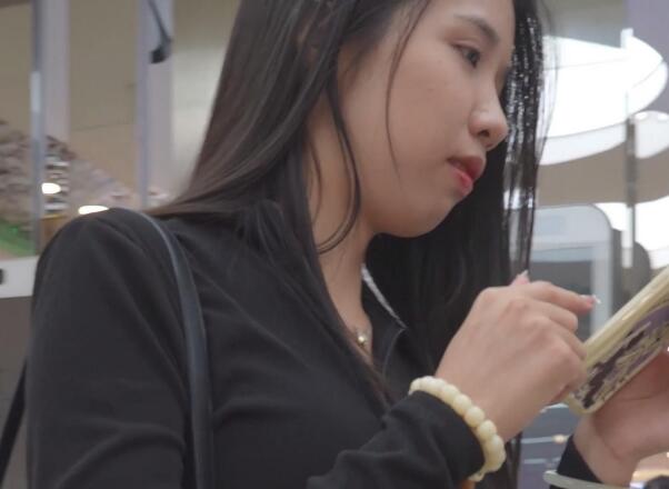 (BC-AA-413)挑饰品的长腿美女..肉色丝袜配窄内..弯腰被抄底