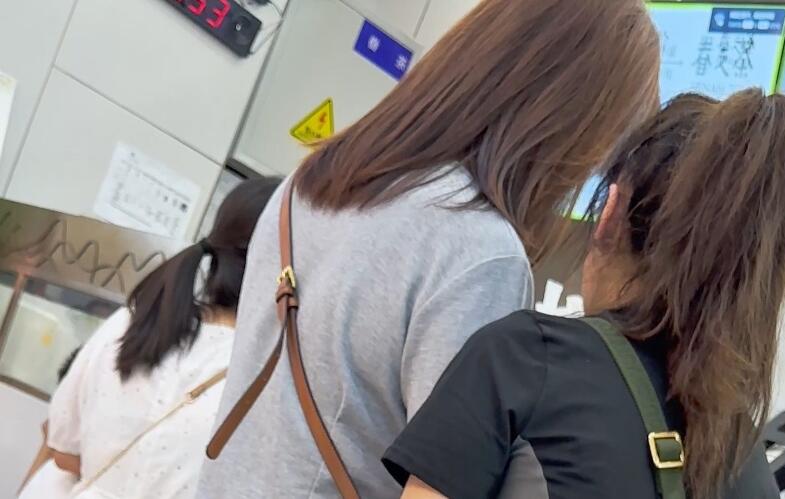 【KFC】少妇翘着屁股买奶茶。黑色骚丁前后CD