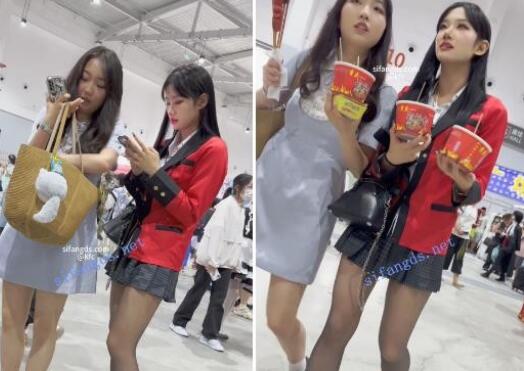 【KFC】制服JK学生妹逛街。超短的裙子遮不住油光黑丝粉内[某房原版]【977M】